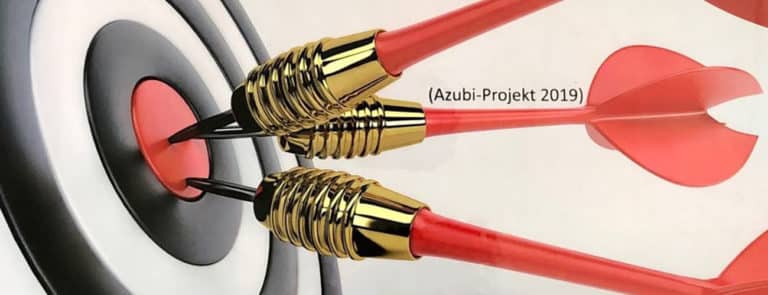 Pfeile, die in einer Dartscheibe stecken