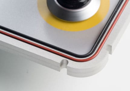 Zweic Dichtungen auf Metall mit Not-Aus-Schalter