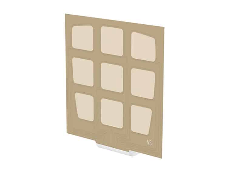 Ein rechteckiges Holzstück mit verschiedenen Schriftarten, einem Kreis, einem Muster, Symmetrie, einem Symbol und einem Quadrat aus Hartholz mit einer Nummer.