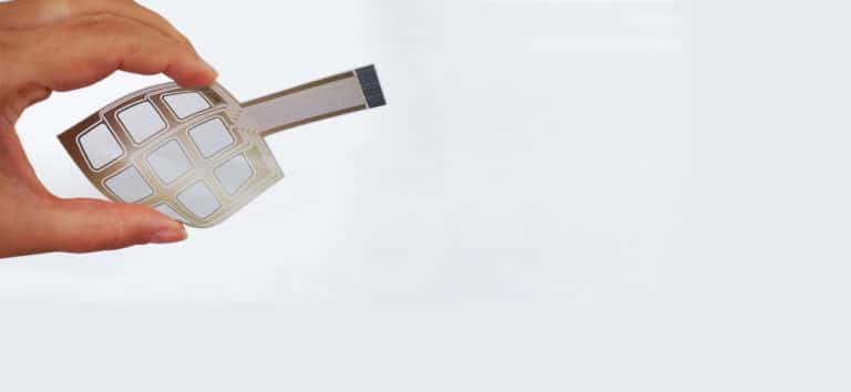 Hand hält kapazitive Touchfolie zwischen zwei Fingern