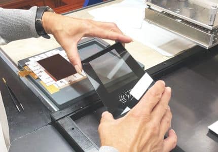 Frau hebt Coverglas in der Hand