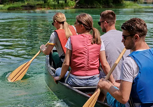 Azubis beim Kanu fahren