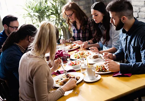 Azubis sitzen gemeinsam beim Essen