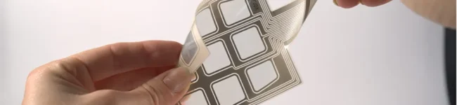 Sensorfolie wird mit den Händen gebogen