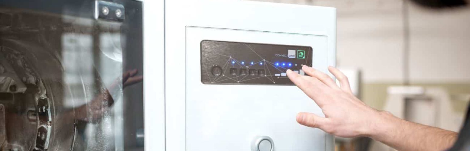 Folientastatur mit Metalloptik in Maschine eingebaut