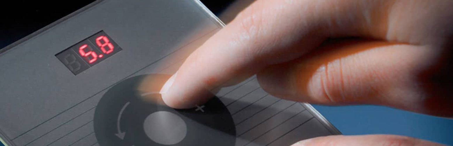 Finger tippt auf kapazitive Tastatur